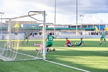 La Ciudad Deportiva acogió el derbi de Regional entre el CD Numancia B y el CD San José.