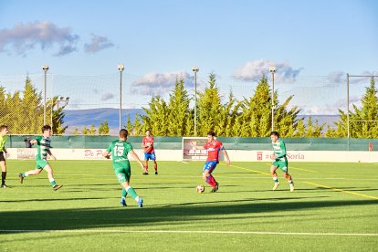 La Ciudad Deportiva acogió el derbi de Regional entre el CD Numancia B y el CD San José.