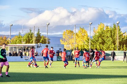 La Ciudad Deportiva acogió el derbi de Regional entre el CD Numancia B y el CD San José.