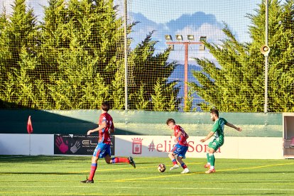 La Ciudad Deportiva acogió el derbi de Regional entre el CD Numancia B y el CD San José.