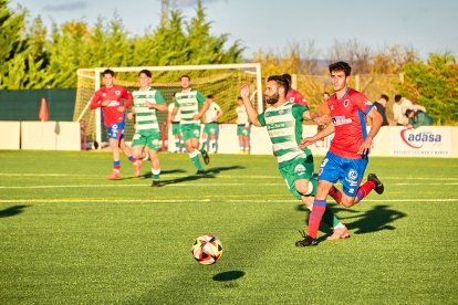 La Ciudad Deportiva acogió el derbi de Regional entre el CD Numancia B y el CD San José.