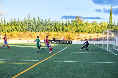 La Ciudad Deportiva acogió el derbi de Regional entre el CD Numancia B y el CD San José.