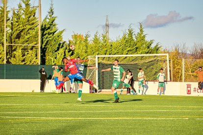 La Ciudad Deportiva acogió el derbi de Regional entre el CD Numancia B y el CD San José.