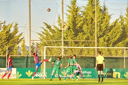 La Ciudad Deportiva acogió el derbi de Regional entre el CD Numancia B y el CD San José.