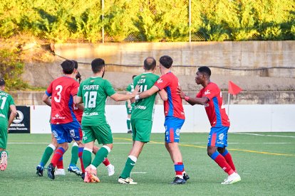 La Ciudad Deportiva acogió el derbi de Regional entre el CD Numancia B y el CD San José.