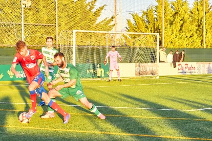 La Ciudad Deportiva acogió el derbi de Regional entre el CD Numancia B y el CD San José.