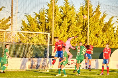 La Ciudad Deportiva acogió el derbi de Regional entre el CD Numancia B y el CD San José.