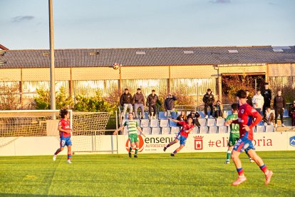 La Ciudad Deportiva acogió el derbi de Regional entre el CD Numancia B y el CD San José.