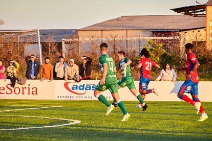 La Ciudad Deportiva acogió el derbi de Regional entre el CD Numancia B y el CD San José.