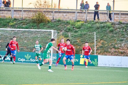 La Ciudad Deportiva acogió el derbi de Regional entre el CD Numancia B y el CD San José.