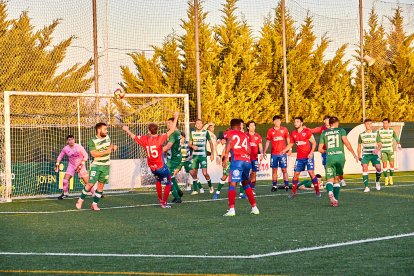 La Ciudad Deportiva acogió el derbi de Regional entre el CD Numancia B y el CD San José.