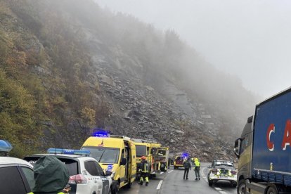 Cortada la AP-66 entre León y Asturias por un desprendimiento de tierra y piedras.