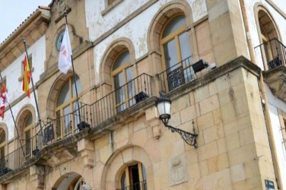 Fachada principal del Ayuntamiento de Covaleda.
