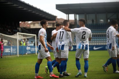 Los jugadores de la Gimnástica Torrelavega celebran un gol anotado esta temporada.