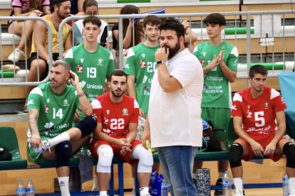 El entrenador de Unicaja Almería, Pablo Ruiz, durante un partido.