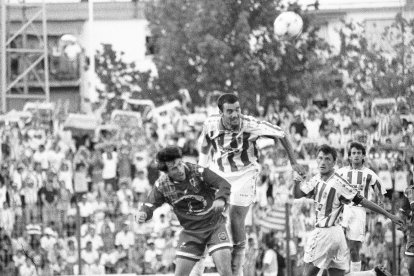 El Numancia de aquella temporada 96-97 acabó subiendo a Segunda División, en la imagen Jorge Barbarin en los play off ante el Recreativo de Huelva.