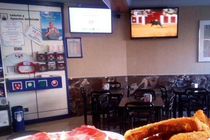 Interior del bar Ayllón.