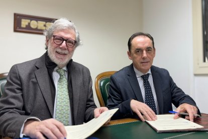 Santiago Aparicio y  Benito Serrano, tras la firma del convenio.