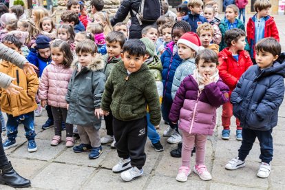 Alumnos del CEIP Infantes de Lara durante su actividad en la Plaza Mayor