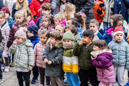 Alumnos del CEIP Infantes de Lara durante su actividad en la Plaza Mayor