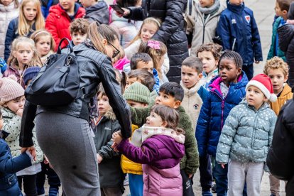 Alumnos del CEIP Infantes de Lara durante su actividad en la Plaza Mayor