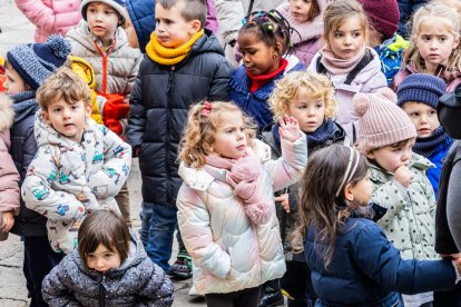 Alumnos del CEIP Infantes de Lara durante su actividad en la Plaza Mayor