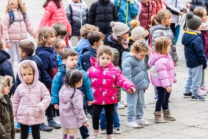 Alumnos del CEIP Infantes de Lara durante su actividad en la Plaza Mayor