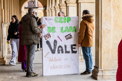 Alumnos del CEIP Infantes de Lara durante su actividad en la Plaza Mayor