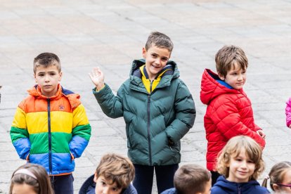 Alumnos del CEIP Infantes de Lara durante su actividad en la Plaza Mayor