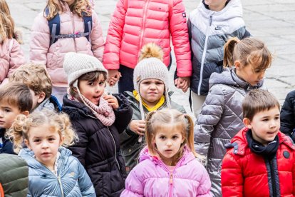 Alumnos del CEIP Infantes de Lara durante su actividad en la Plaza Mayor