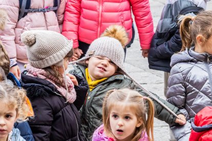 Alumnos del CEIP Infantes de Lara durante su actividad en la Plaza Mayor