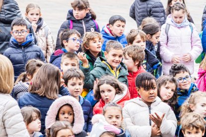 Alumnos del CEIP Infantes de Lara durante su actividad en la Plaza Mayor