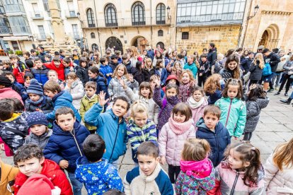 Alumnos del CEIP Infantes de Lara durante su actividad en la Plaza Mayor