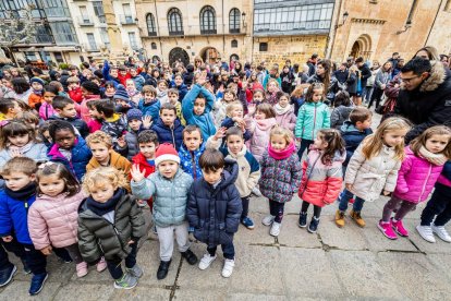 Alumnos del CEIP Infantes de Lara durante su actividad en la Plaza Mayor