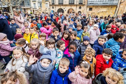 Alumnos del CEIP Infantes de Lara durante su actividad en la Plaza Mayor