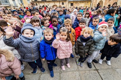 Alumnos del CEIP Infantes de Lara durante su actividad en la Plaza Mayor