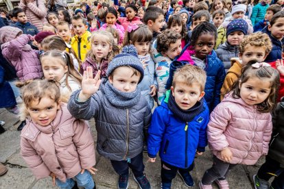 Alumnos del CEIP Infantes de Lara durante su actividad en la Plaza Mayor