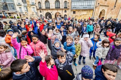 Alumnos del CEIP Infantes de Lara durante su actividad en la Plaza Mayor