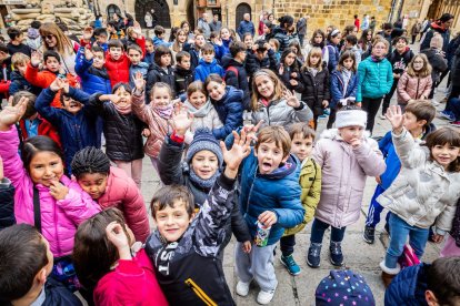 Alumnos del CEIP Infantes de Lara durante su actividad en la Plaza Mayor