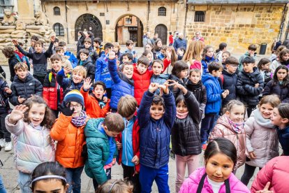 Alumnos del CEIP Infantes de Lara durante su actividad en la Plaza Mayor