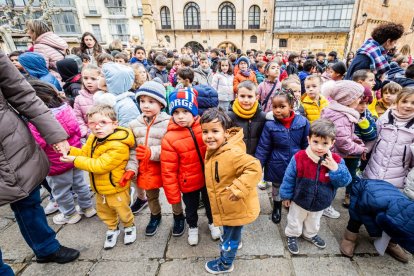 Alumnos del CEIP Infantes de Lara durante su actividad en la Plaza Mayor