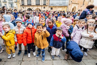 Alumnos del CEIP Infantes de Lara durante su actividad en la Plaza Mayor