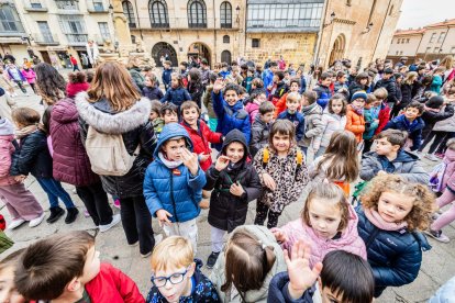 Alumnos del CEIP Infantes de Lara durante su actividad en la Plaza Mayor