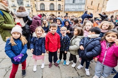 Alumnos del CEIP Infantes de Lara durante su actividad en la Plaza Mayor