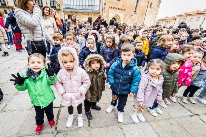 Alumnos del CEIP Infantes de Lara durante su actividad en la Plaza Mayor