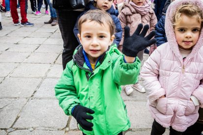 Alumnos del CEIP Infantes de Lara durante su actividad en la Plaza Mayor