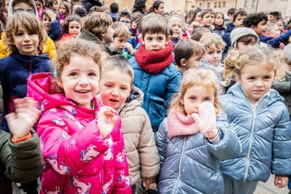 Alumnos del CEIP Infantes de Lara durante su actividad en la Plaza Mayor