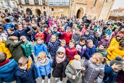 Alumnos del CEIP Infantes de Lara durante su actividad en la Plaza Mayor