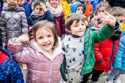 Alumnos del CEIP Infantes de Lara durante su actividad en la Plaza Mayor