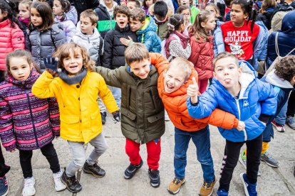 Alumnos del CEIP Infantes de Lara durante su actividad en la Plaza Mayor